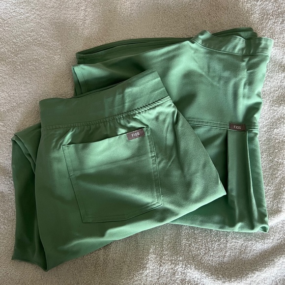Figs Women's Scrub Set in Jade Rafaela M and Jade Zamora L Petite - Picture 1 of 9